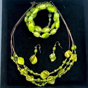 𝅺GREEN Stone Necklace, earrings and bracelet ensemble